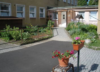 Oblastní charita Ostrov - Vězni pomáhají seniorům