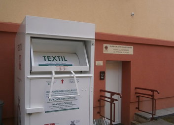 Oblastní charita Ostrov - zrušení bílých kontejnerů na ošacení!